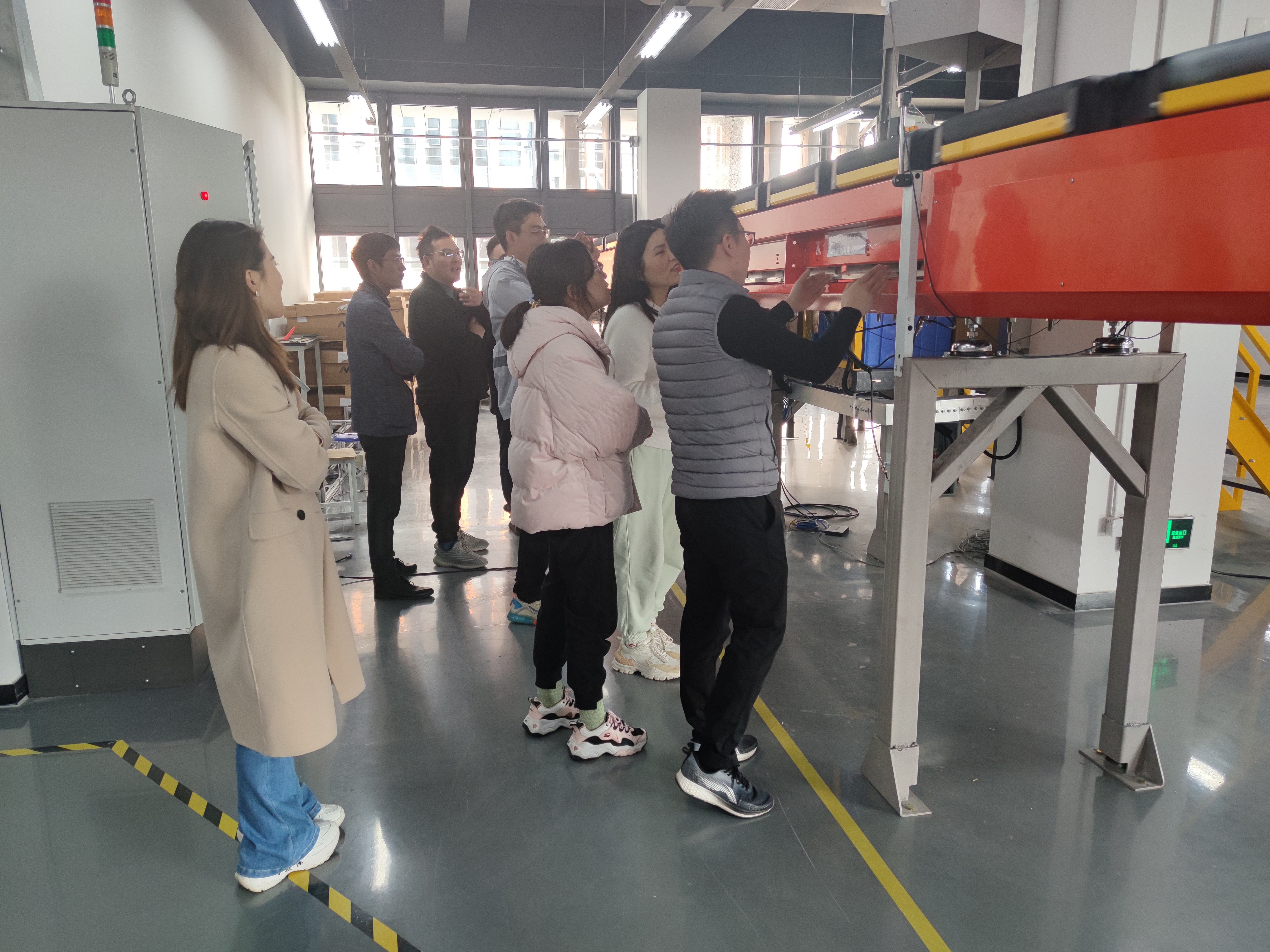 Les employés de la succursale de Suzhou ont visité et appris de notre usine du siège